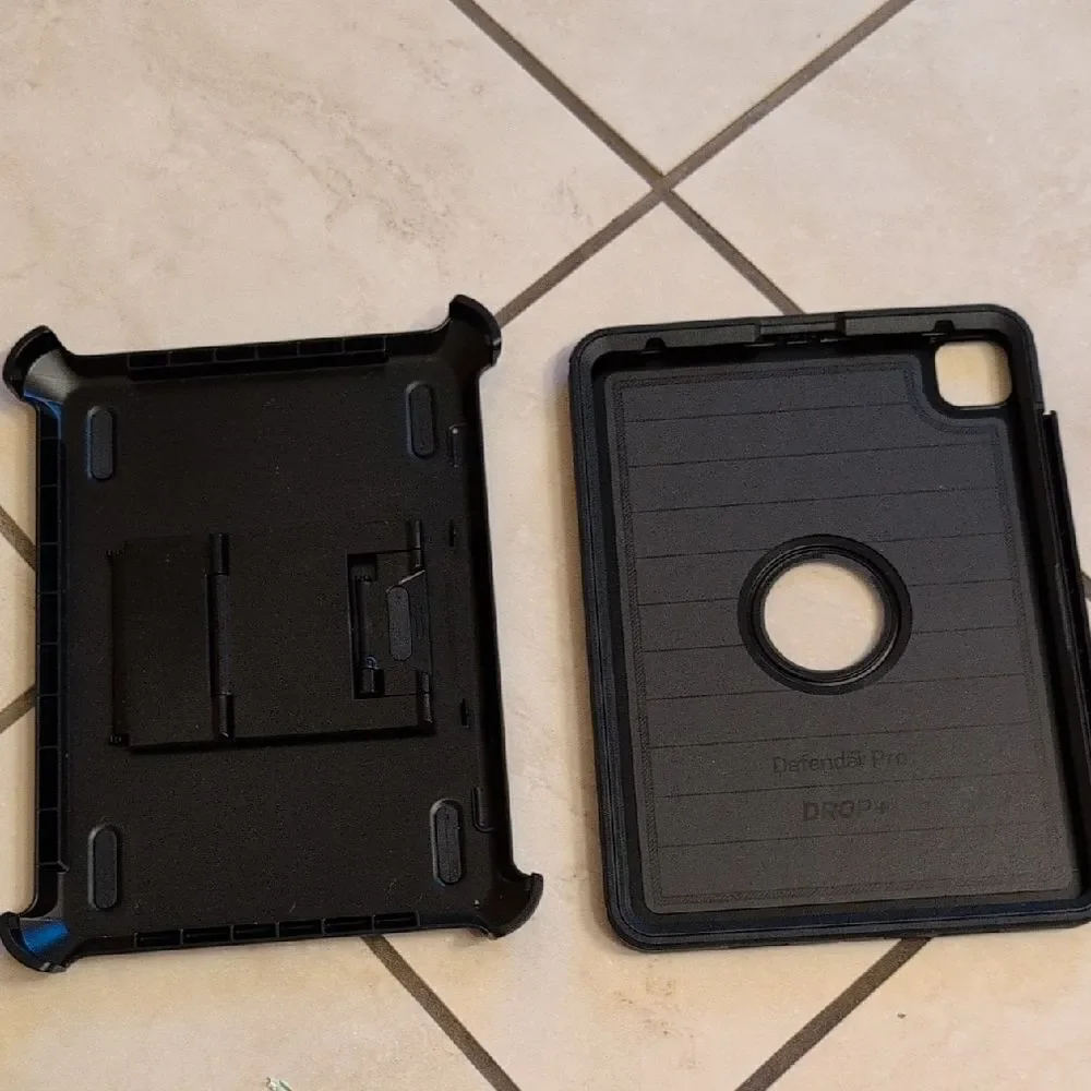 New In Damaged Box Otterbox iPad Pro 11-Inch Case Defender Pro Black